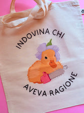 Carica l&#39;immagine nel visualizzatore di Gallery, TOTE BAG INDOVINA CHI 🐥
