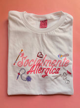 Carica l&#39;immagine nel visualizzatore di Gallery, T-SHIRT SOCIALMENTE ALLERGICA 🔪
