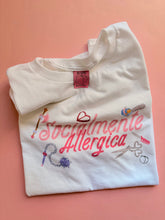 Carica l&#39;immagine nel visualizzatore di Gallery, T-SHIRT SOCIALMENTE ALLERGICA 🔪
