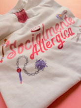 Carica l&#39;immagine nel visualizzatore di Gallery, T-SHIRT SOCIALMENTE ALLERGICA 🔪
