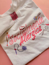 Carica l&#39;immagine nel visualizzatore di Gallery, T-SHIRT SOCIALMENTE ALLERGICA 🔪
