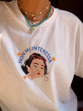 Carica l&#39;immagine nel visualizzatore di Gallery, T-SHIRT NON MI INTERESSA ✌️
