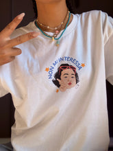 Carica l&#39;immagine nel visualizzatore di Gallery, T-SHIRT NON MI INTERESSA ✌️
