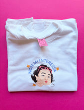 Carica l&#39;immagine nel visualizzatore di Gallery, T-SHIRT NON MI INTERESSA ✌️
